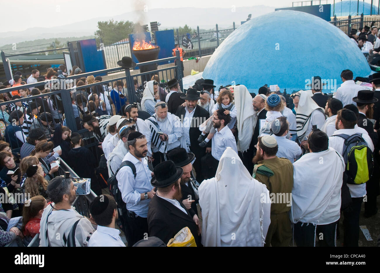 Les Juifs orthodoxes célèbrent Lag Baomer dans Bar Yochai tombeau à Meron , Israël Banque D'Images