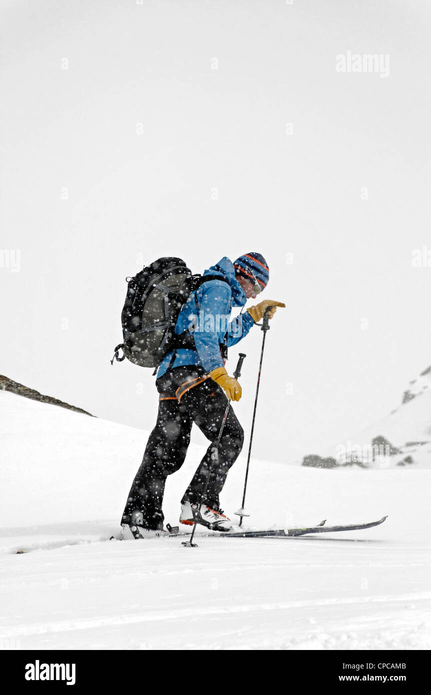 Un skieur breaking trail dans le Parc National du Grand Paradis Banque D'Images