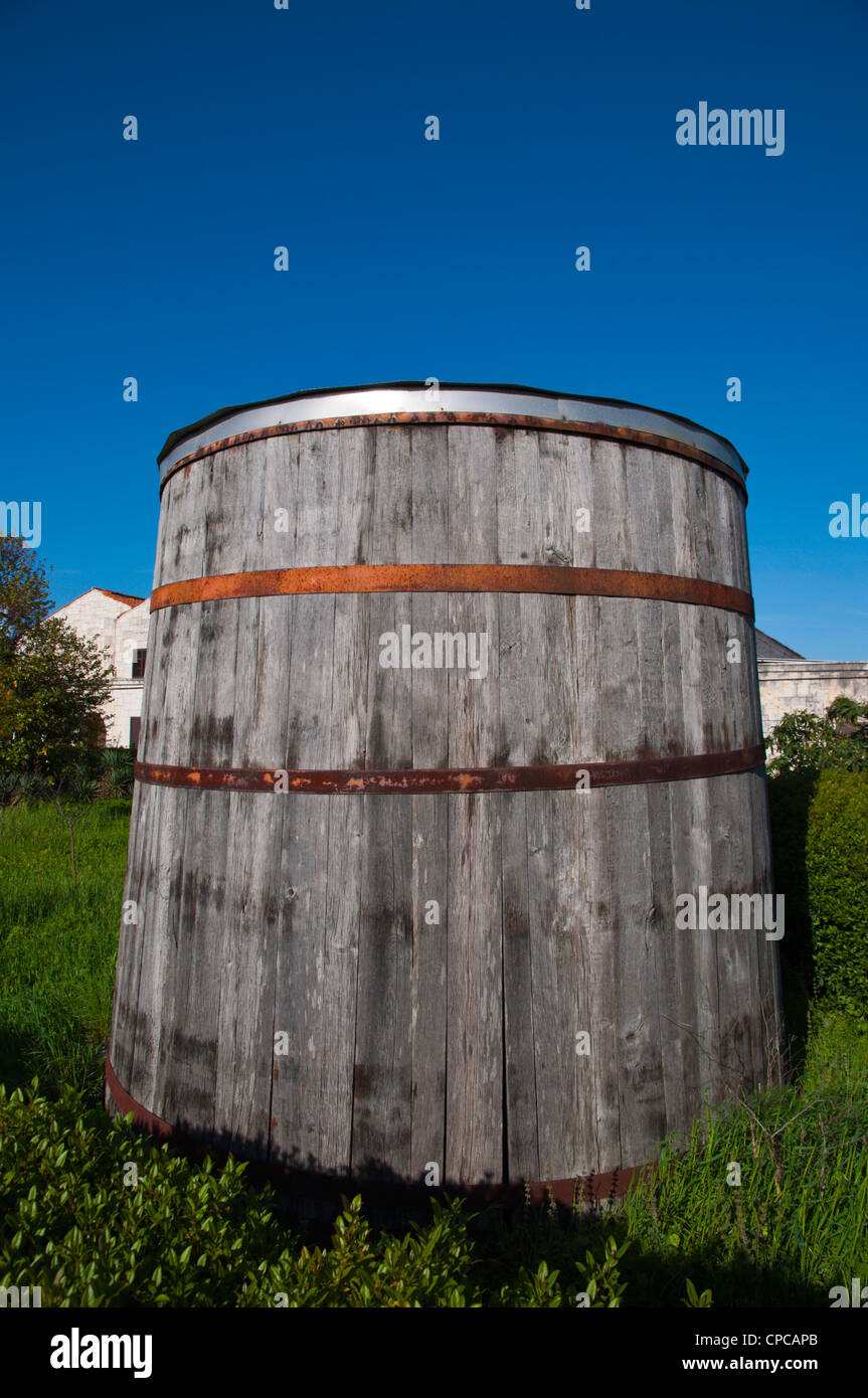 Tonneau en bois à l'extérieur de l'entreprise vinicole Hrvatske Vinarije croate à Stari Grad, île de Hvar Dalmatie Croatie Europe Banque D'Images