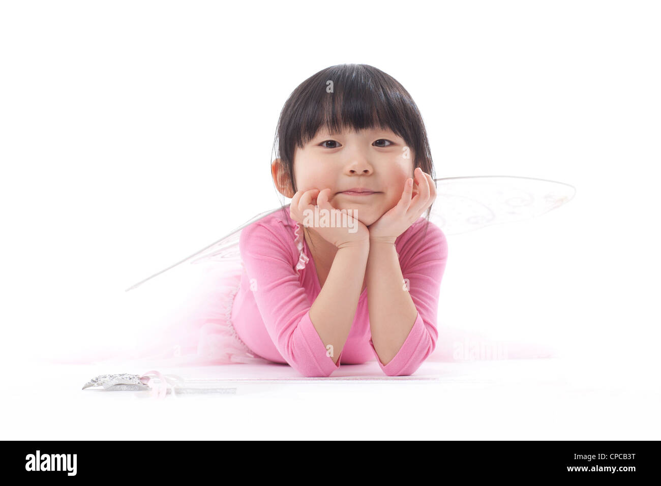 Une jeune fille portant un tutu rose et les ailes de papillon tourné en studio sur un fond blanc. Banque D'Images