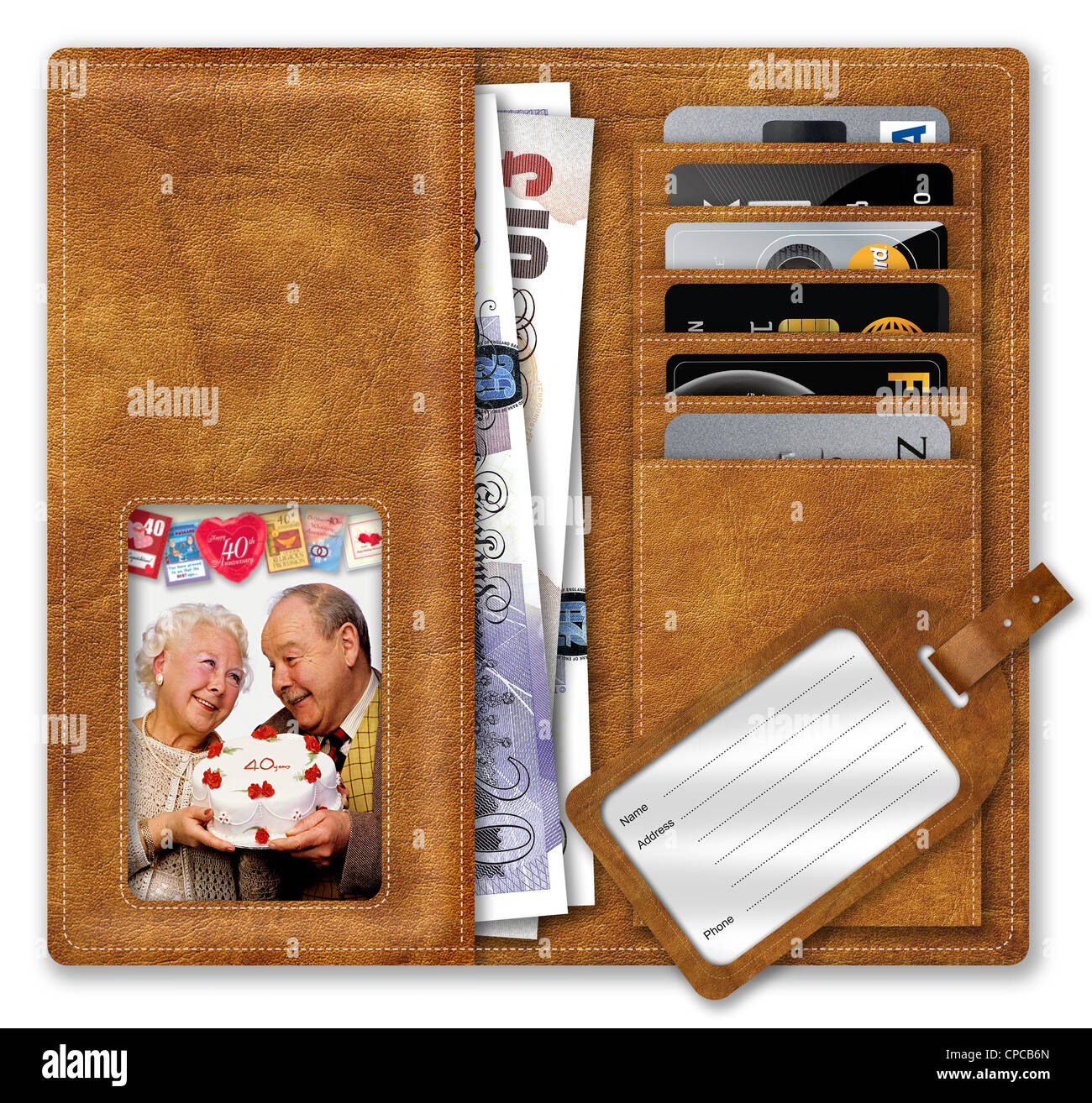 Étui contenant UK Sterling/Livres et cartes de crédit, avec photo de couple de personnes âgées, et d'étiquette bagage. Banque D'Images