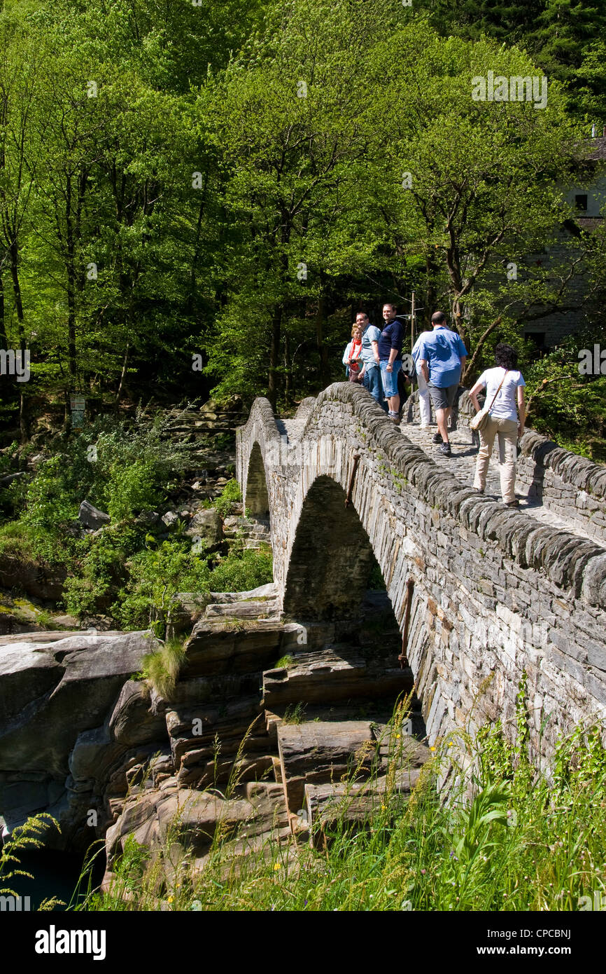 La Suisse, le Canton du Tessin, de la vallée de Verzasca, Lavertezzo, pont historique Banque D'Images