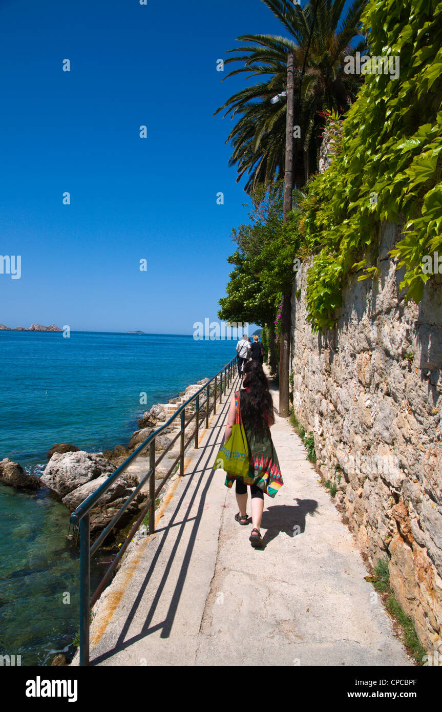 Maison de vacances-bouilloire marche sur sentier en bord de mer dans la péninsule de Babin Kuk la ville de Dubrovnik Dalmatie Croatie Europe Banque D'Images