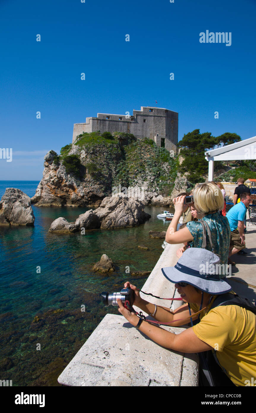 Les touristes en dehors de Lovrinejac citadelle quartier danse la ville de Dubrovnik Istrie Croatie Europe Banque D'Images