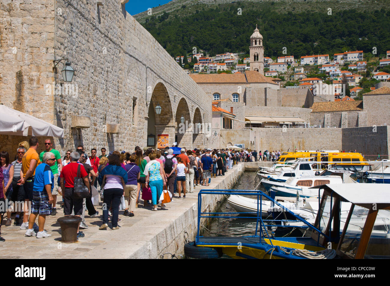 File d'attente pour le bateau pour l'île de Lokrum dans le Vieux Port, la ville de Dubrovnik Istrie Croatie Europe Banque D'Images