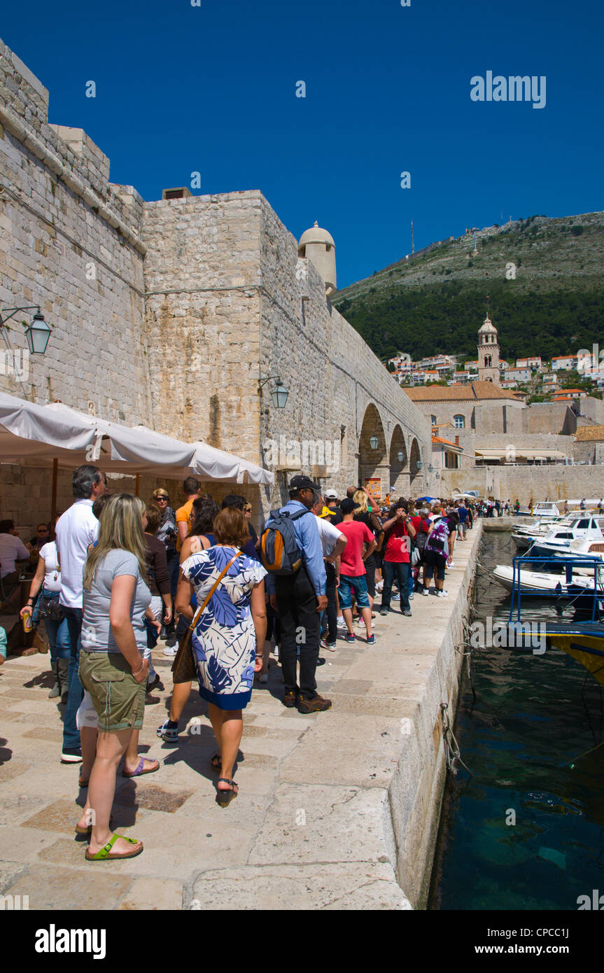 File d'attente pour le bateau pour l'île de Lokrum dans le Vieux Port, la ville de Dubrovnik Istrie Croatie Europe Banque D'Images