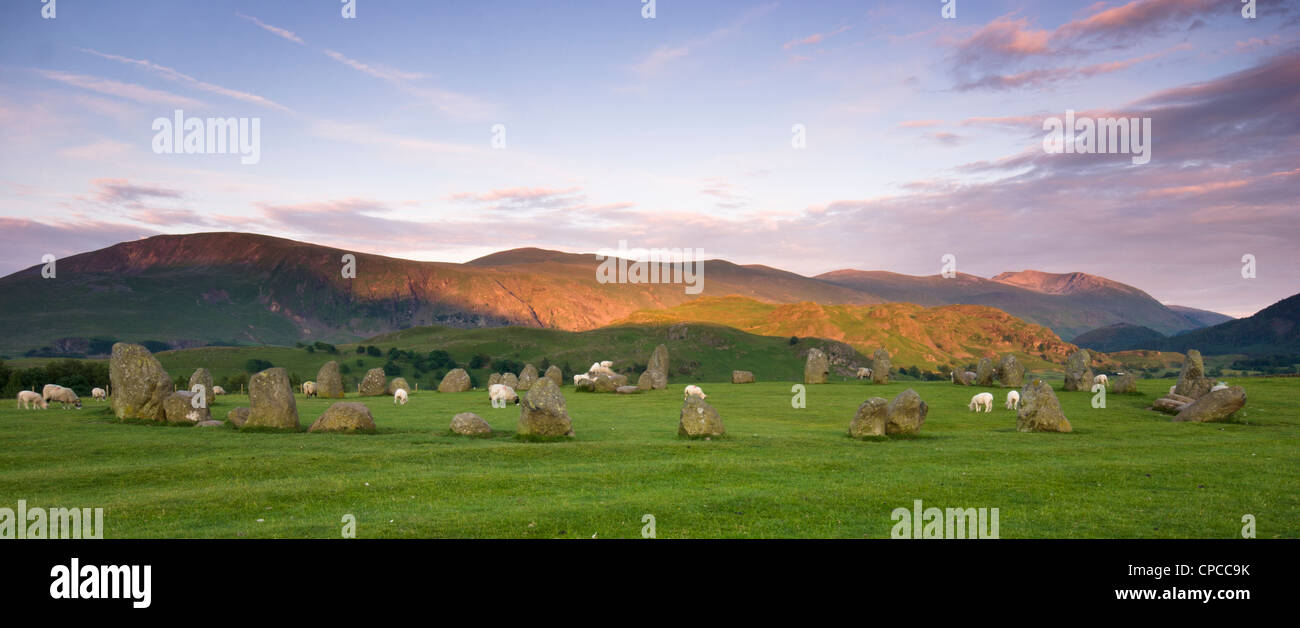 Photo horizontale de cercle de pierres de Castlerigg sur une magnifique soirée d'été. Banque D'Images