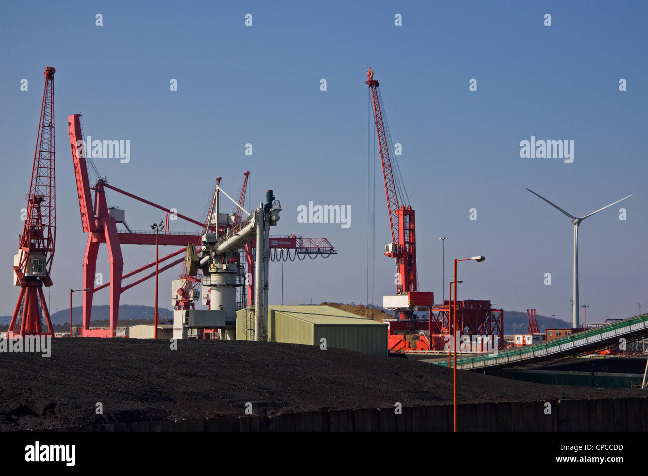 Les importations de charbon et d'une éolienne qui représentent des sources d'énergie de standing à côté de l'autre à quais Avonmouth UK Banque D'Images