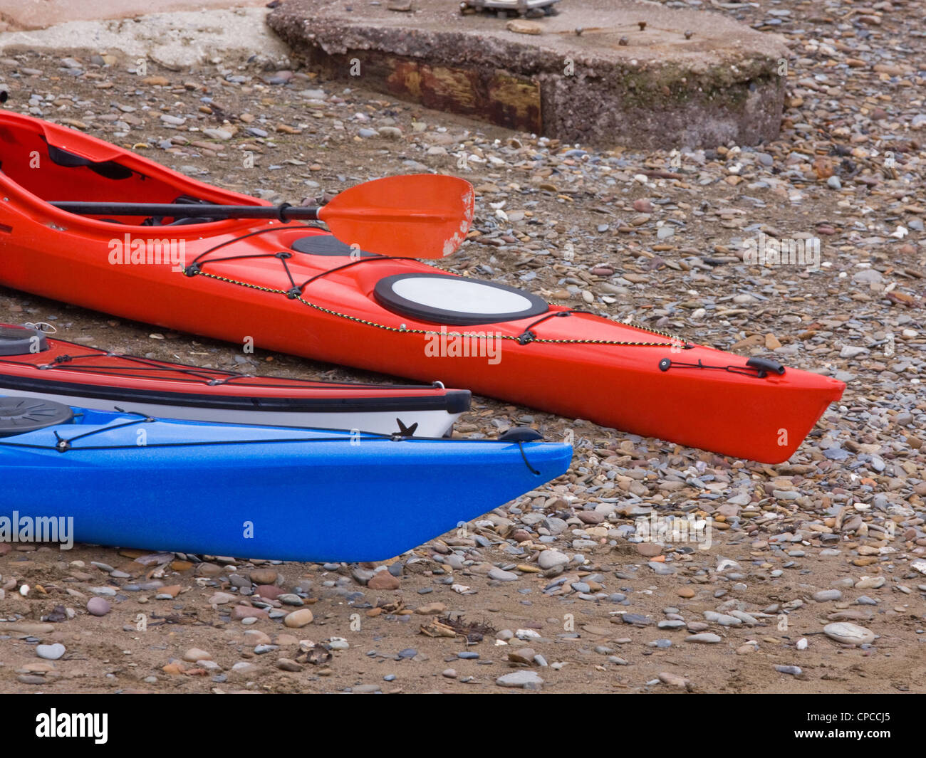 Les kayaks sur une plage Devon vide avant d'être lancés dans le canal de Bristol UK Banque D'Images