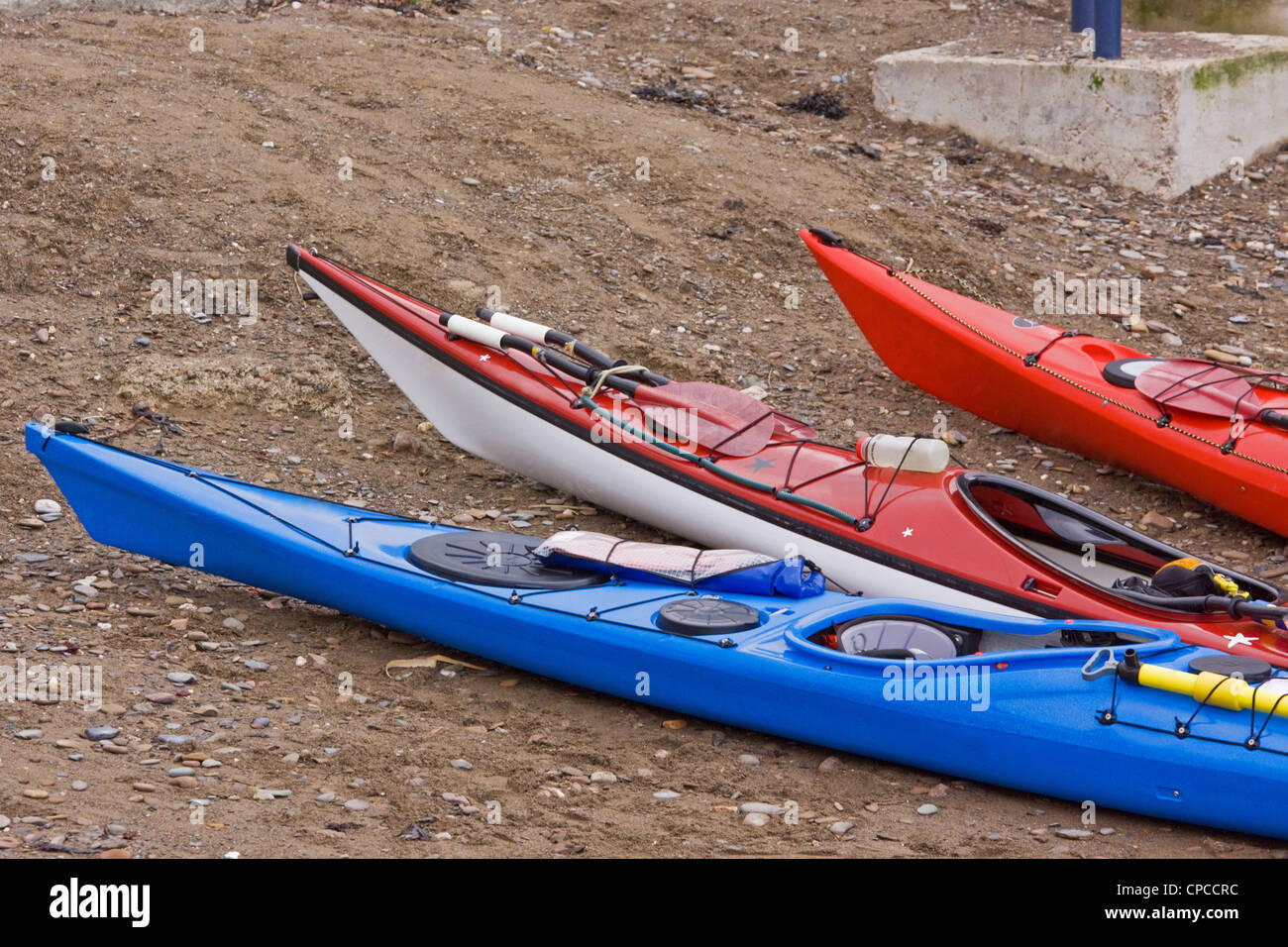 Les kayaks sur une plage de North Devon avant d'être lancés dans le canal de Bristol UK Banque D'Images