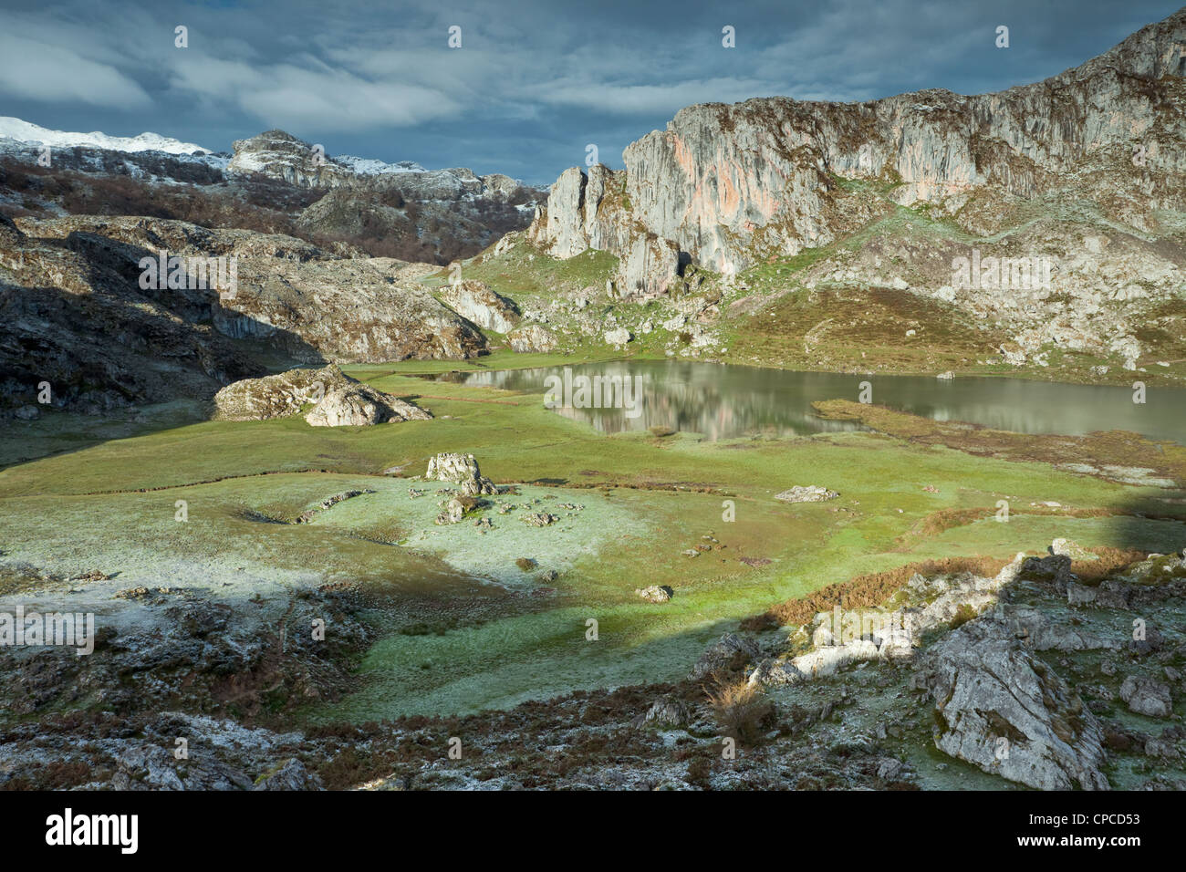 Matin au lac Ercina, parc national des Picos de Europa, Asturias, Espagne. Lagos de Covadonga. Banque D'Images