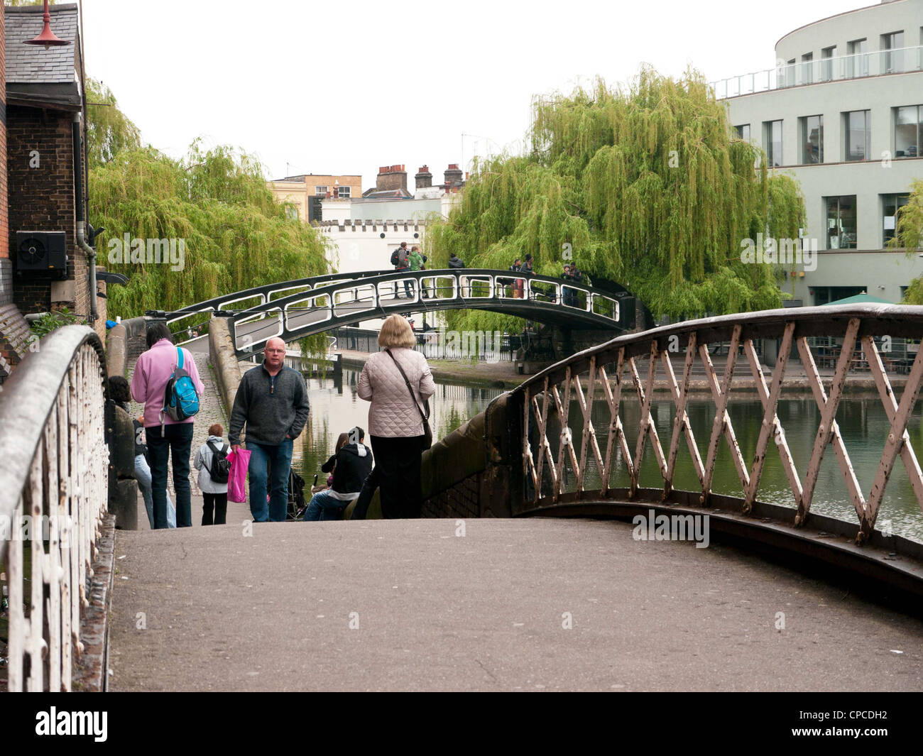 Deux ponts sur le canal dans la Petite Venise, Paddington, l'ouest de Londres, où le Grand Union Canal répond aux Regents Canal. Banque D'Images