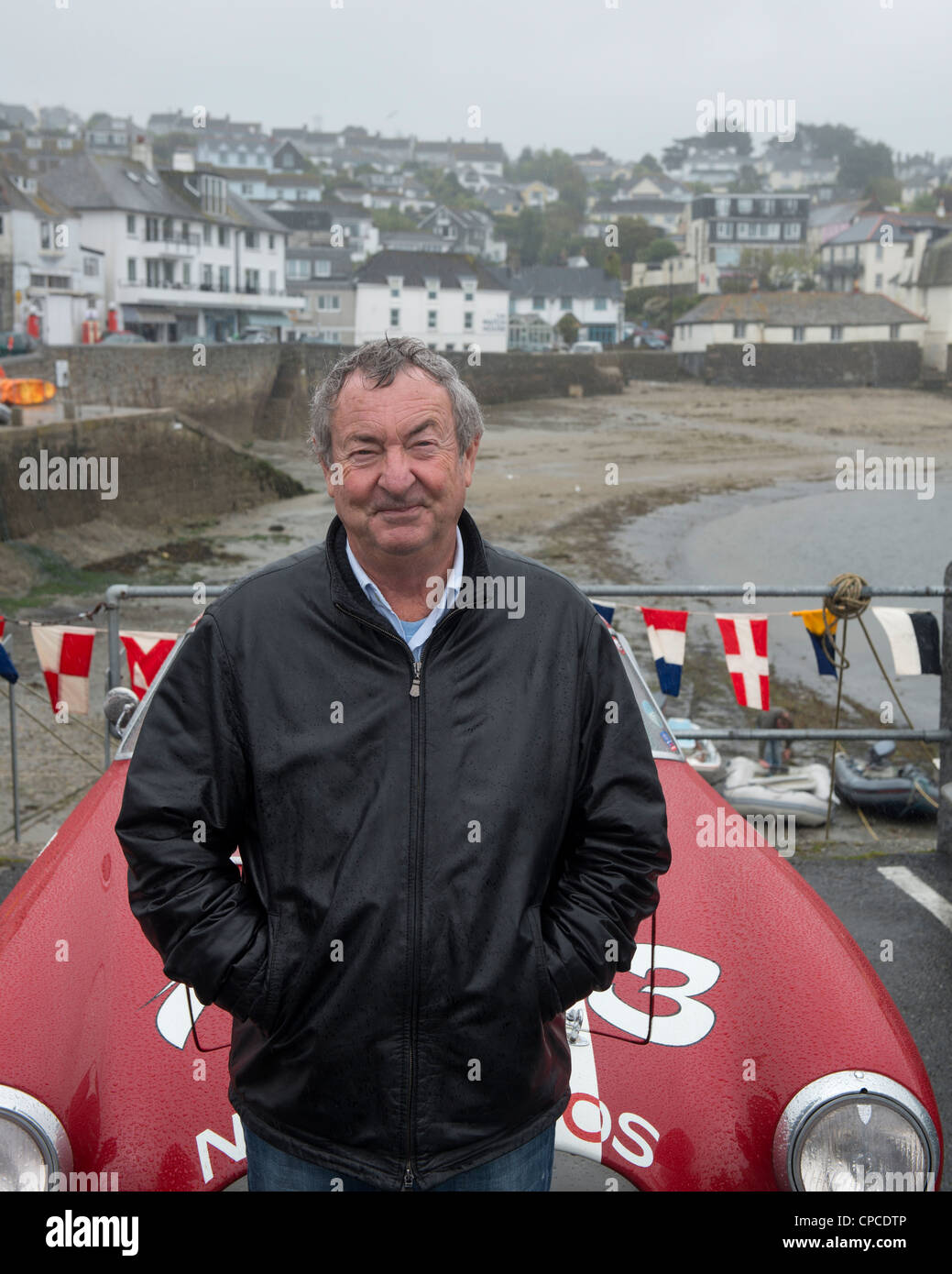 Nick Mason à côté de sa Ferrari 550MM Carrera au groupe iv Ralafontant St Mawes voiture classique Festival, Cornwall. L'Angleterre. Banque D'Images