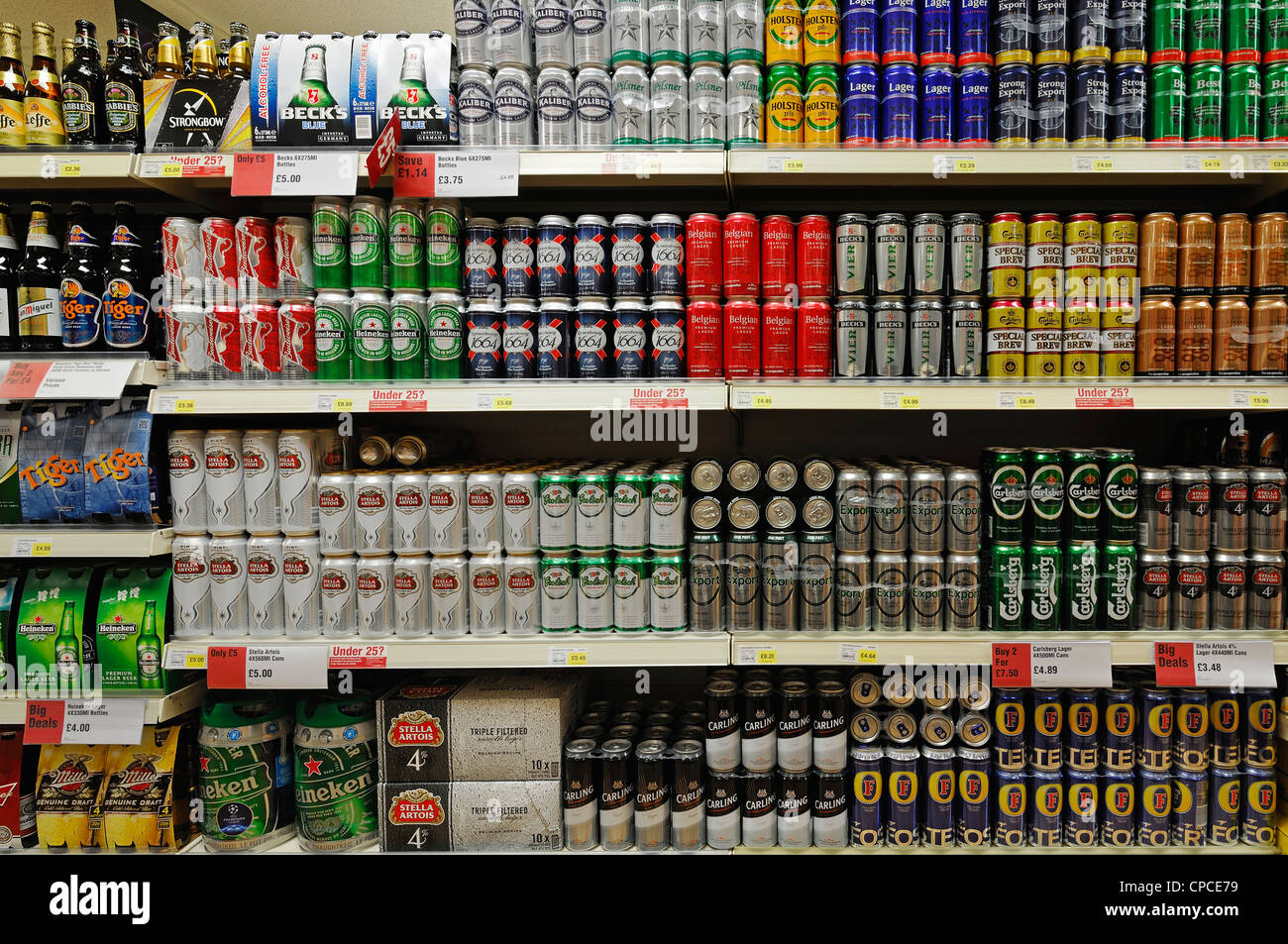 La bière sur les étagères d'un supermarché, au Royaume-Uni. Banque D'Images