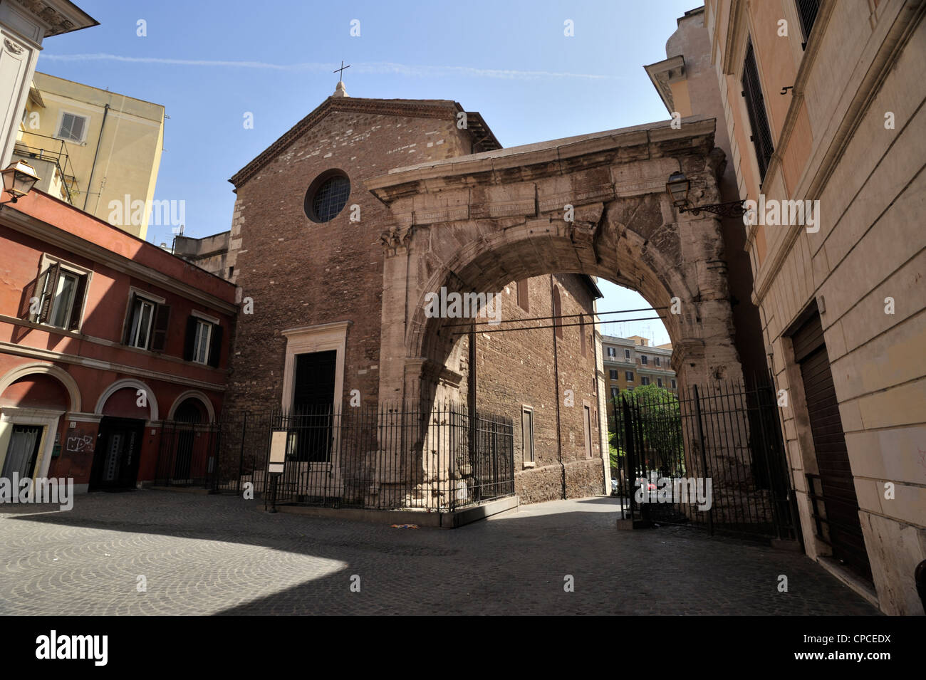 Italie, Rome, murs de Servian, arc romain de Gallieno et église St Vitus Banque D'Images