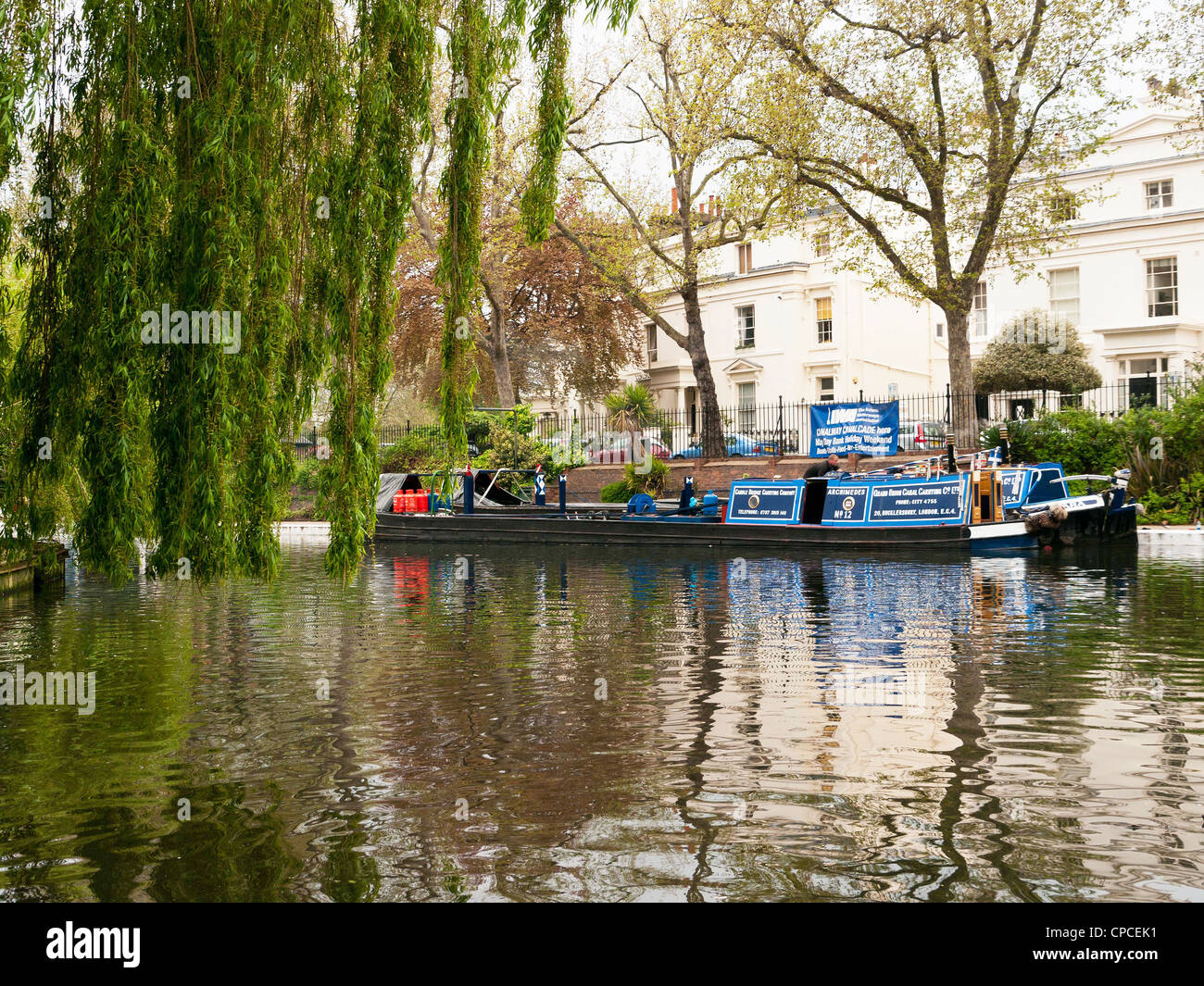 Un petit bateau dans la Petite Venise, Paddington, l'ouest de Londres, où le Grand Union Canal répond à l'Regent's Canal. Banque D'Images