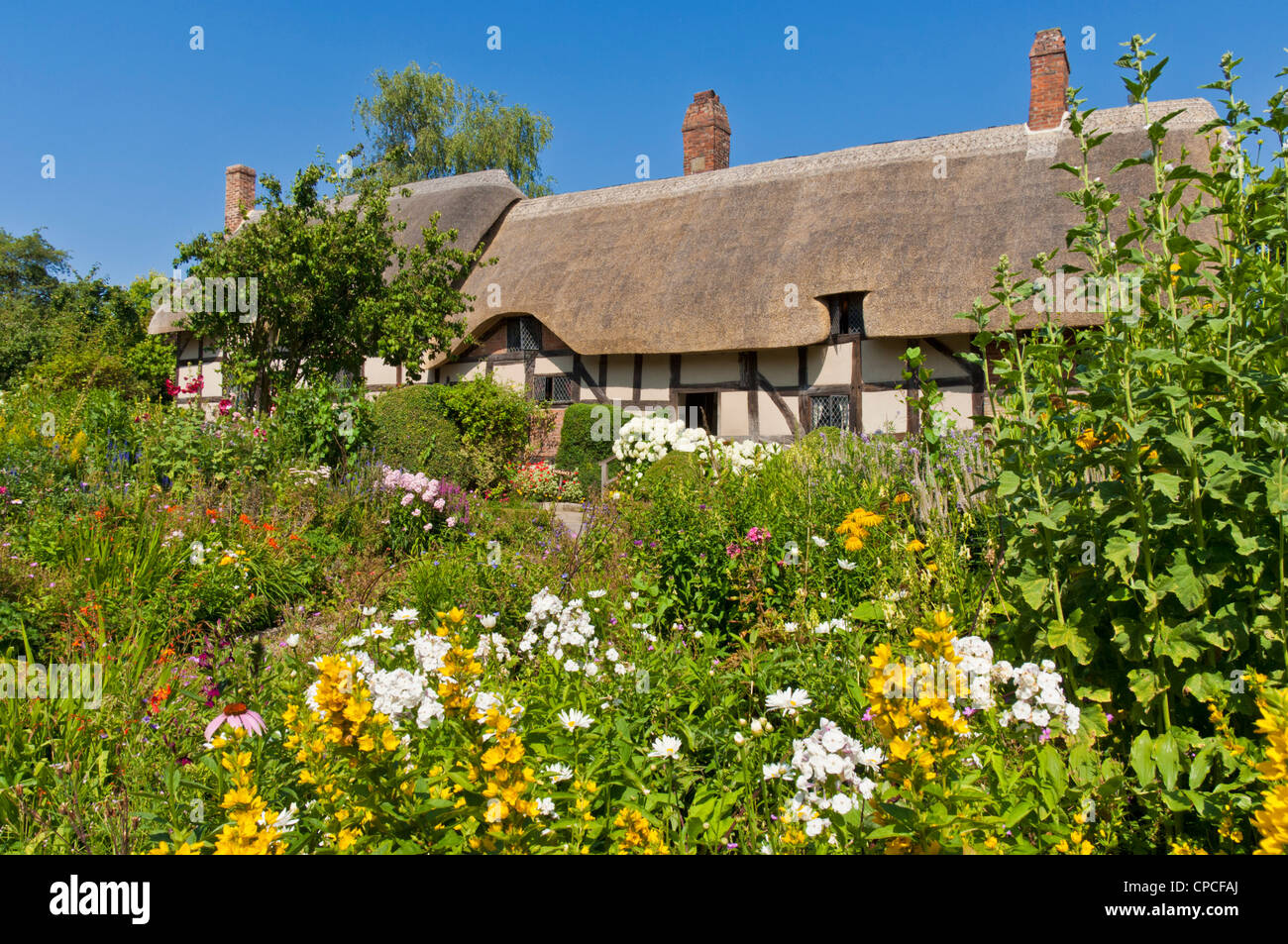 Anne Hathaway Cottage est un cottage de chaume dans un jardin de cottage anglais Shottery près de Stratford upon Avon Warwickshire Angleterre GB Europe Banque D'Images