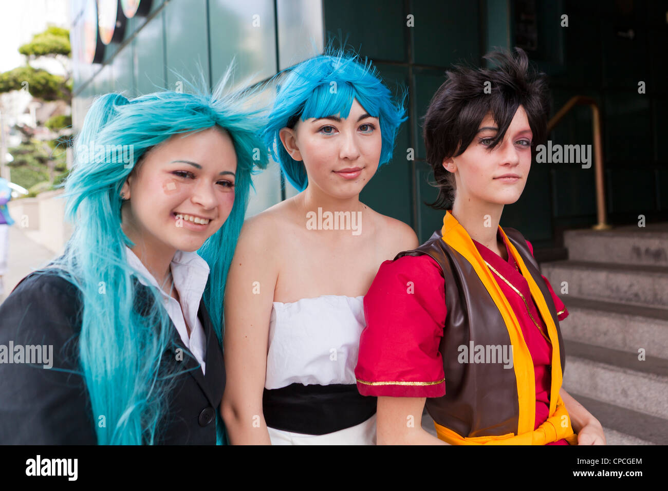 Les jeunes femmes de race blanche habillé en anime caractères - San Francisco, California USA Banque D'Images