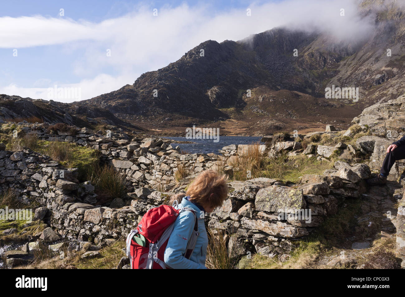 Walker et vue d'Carnedd Moel Siabod Daear montagne Ddu arête est de dessous Llyn y Foel dans mcg Foel en Galles Snowdonia UK Banque D'Images