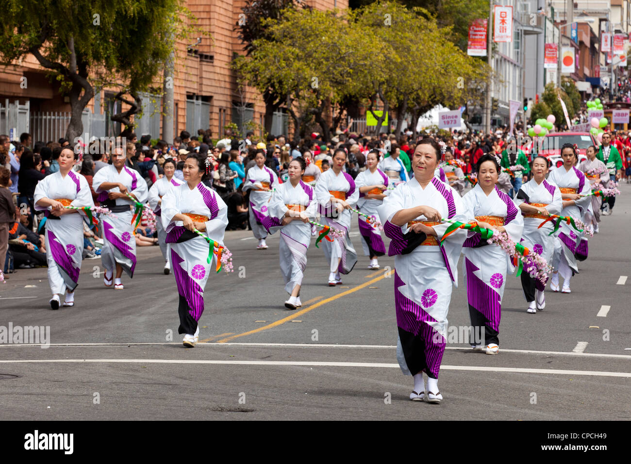 Les femmes qui exécutent la danse traditionnelle japonaise dans un défilé Banque D'Images
