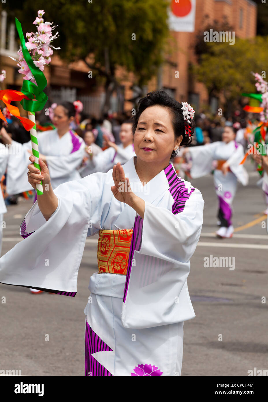 Les femmes qui exécutent la danse traditionnelle japonaise dans un défilé Banque D'Images
