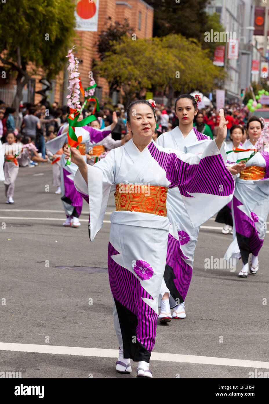 Les femmes qui exécutent la danse traditionnelle japonaise dans un défilé Banque D'Images