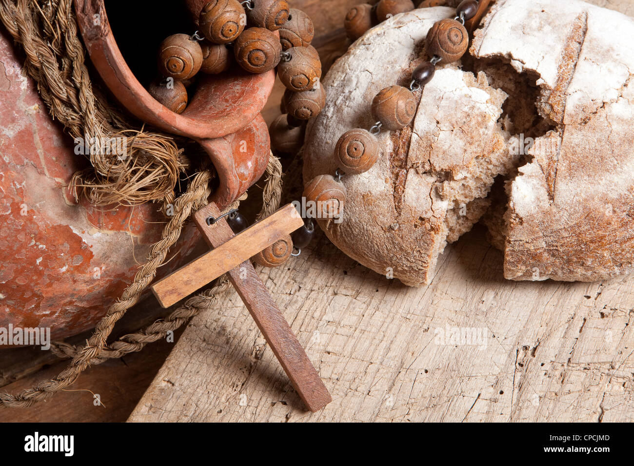 Cruche de vin antique, rustique et rosaire miche de pain comme symboles de la foi chrétienne Banque D'Images