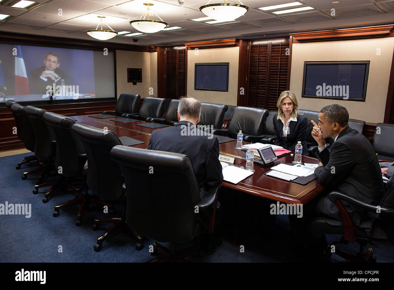 Le président Barack Obama participe à une vidéoconférence avec le président Nicolas Sarkozy de la France dans la situation Room de la Maison Blanche le 12 avril 2012 à Washington, DC. Banque D'Images