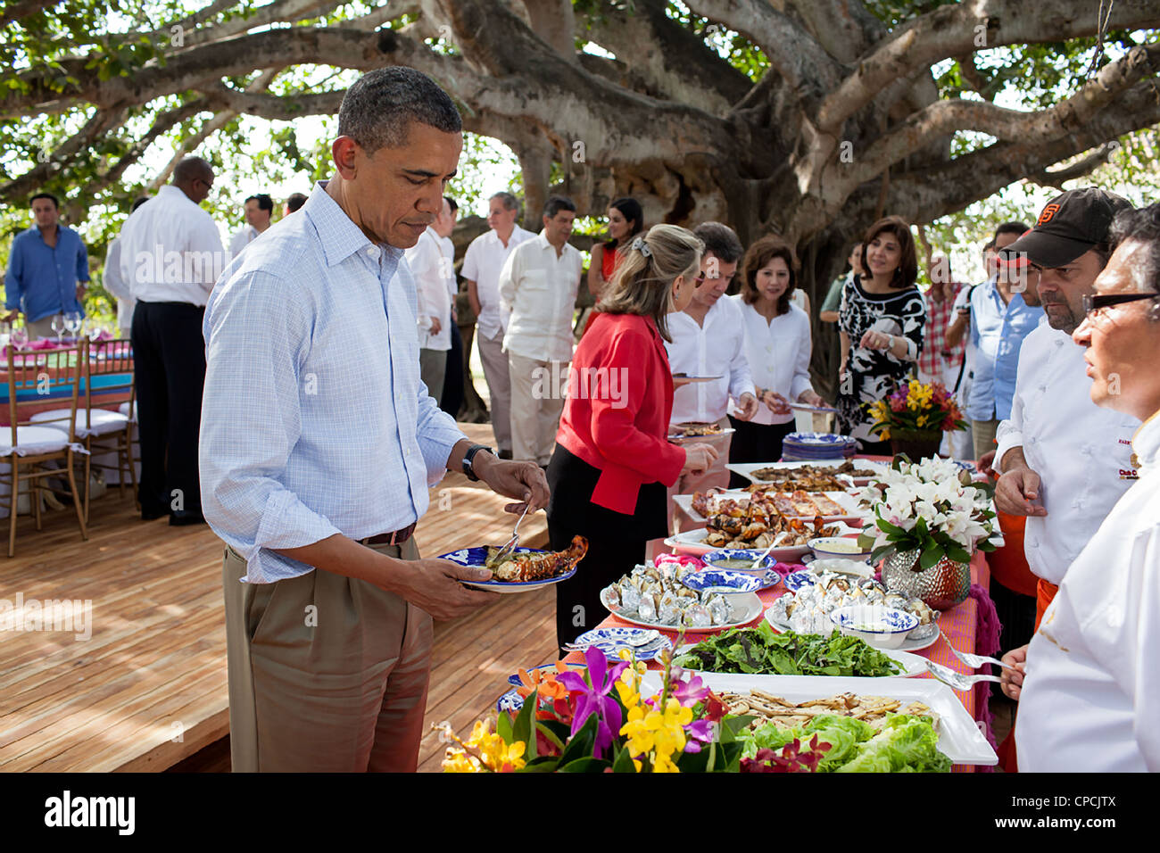 Le président Barack Obama participe à un déjeuner de travail bilatéral avec le président Juan Manuel Santos de la Colombie et des États-Unis et les délégations colombienne à la Casa de HuŽspedes le 15 avril 2012. à Cartagena, Colombie. Banque D'Images