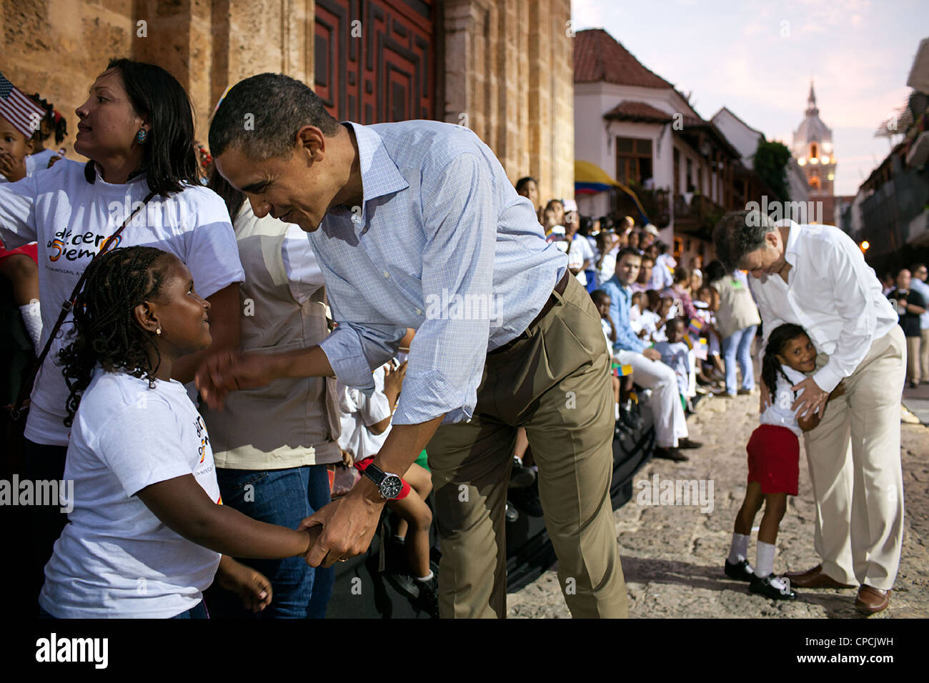 Le président américain Barack Obama salue les participants après un événement de titres fonciers à la Plaza de San Pedro avec le président Juan Manuel Santos de la Colombie le 15 avril 2012 à Cartagena, Colombie. Banque D'Images