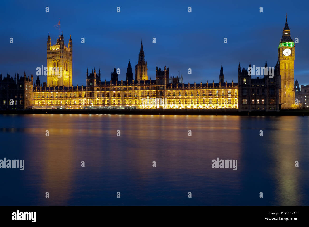 Crépuscule au Parlement et Big Ben à Londres, en Angleterre. Banque D'Images