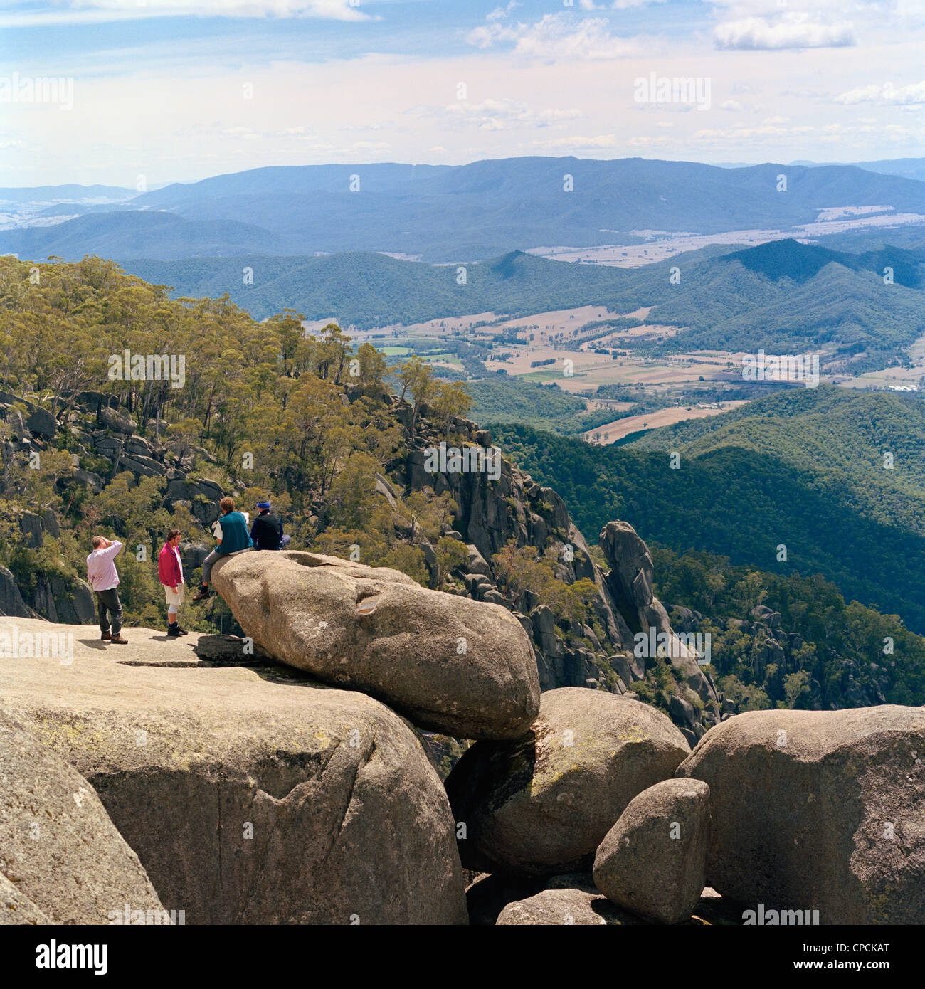 Les jeunes au sommet du mont Buffalo Australie Banque D'Images