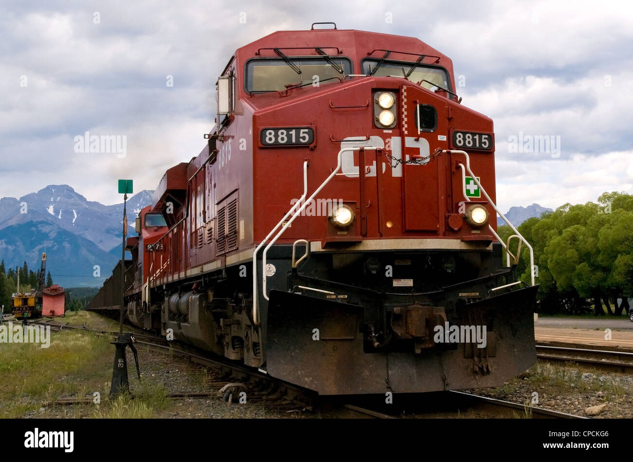 Canadien Pacifique un AC44 voyager dans la station de Banff, Alberta, Canada Banque D'Images