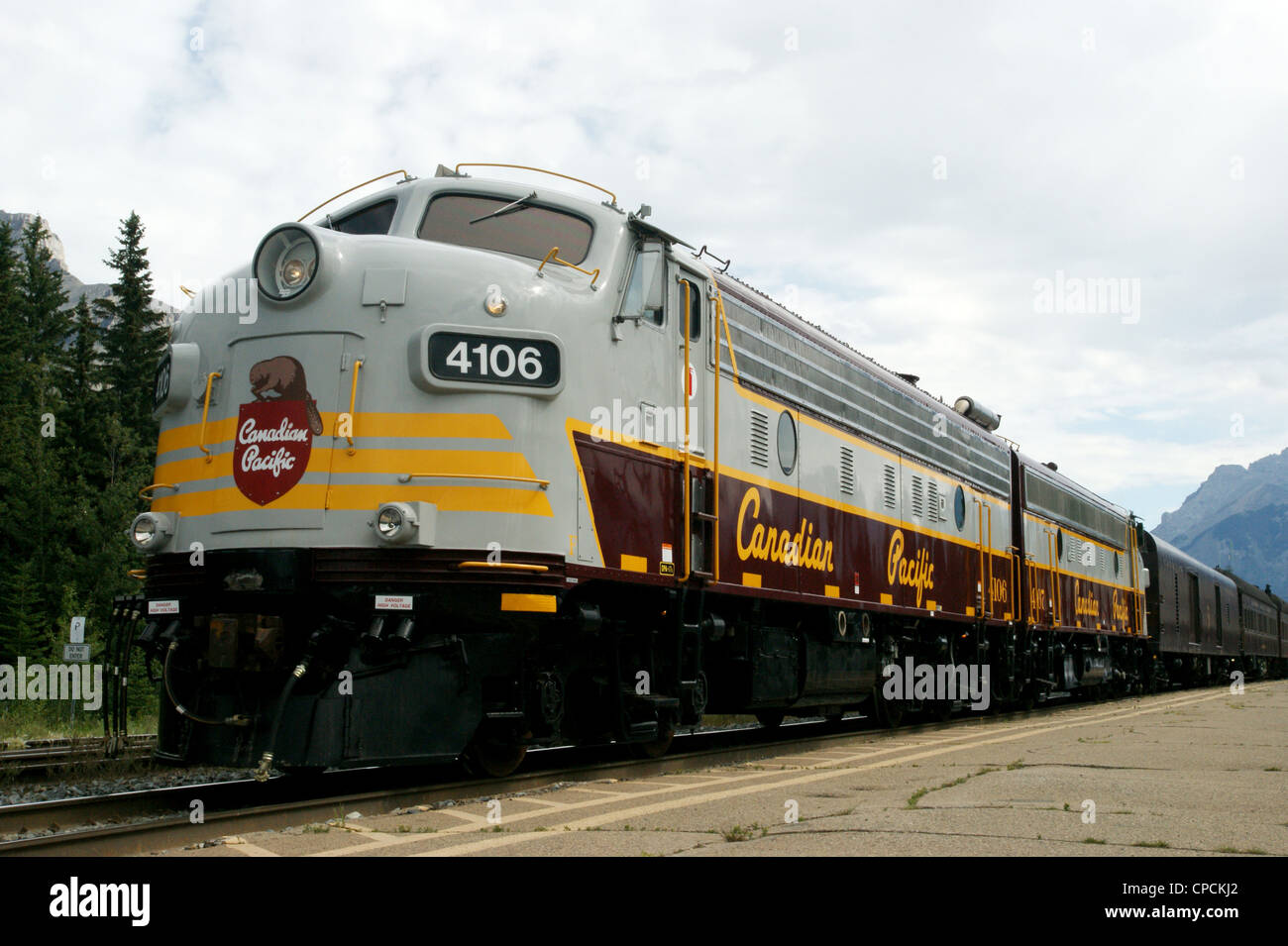 FP9 une unité sur l'avant du train royal Canadien Pacifique se tient à Banff, Alberta, Canada Banque D'Images