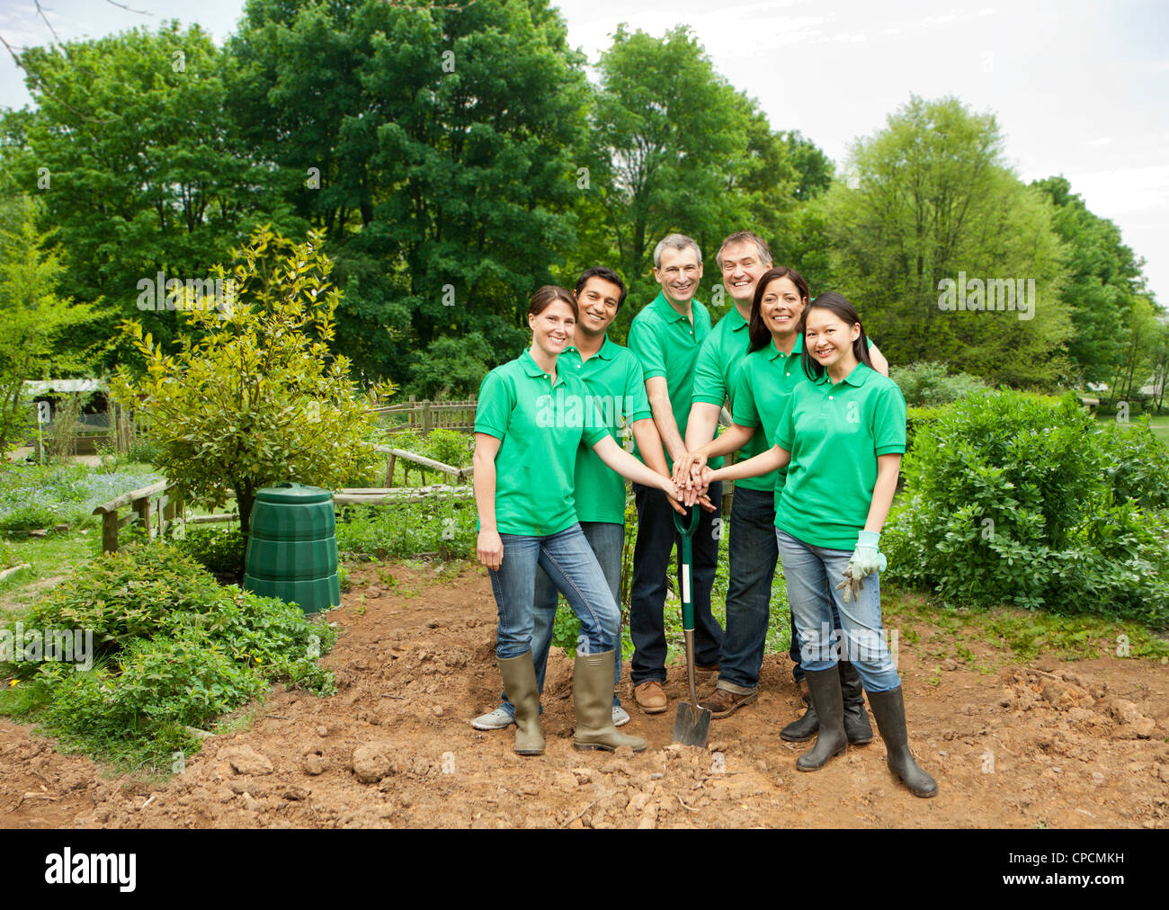 Jardiniers posing together in park Banque D'Images