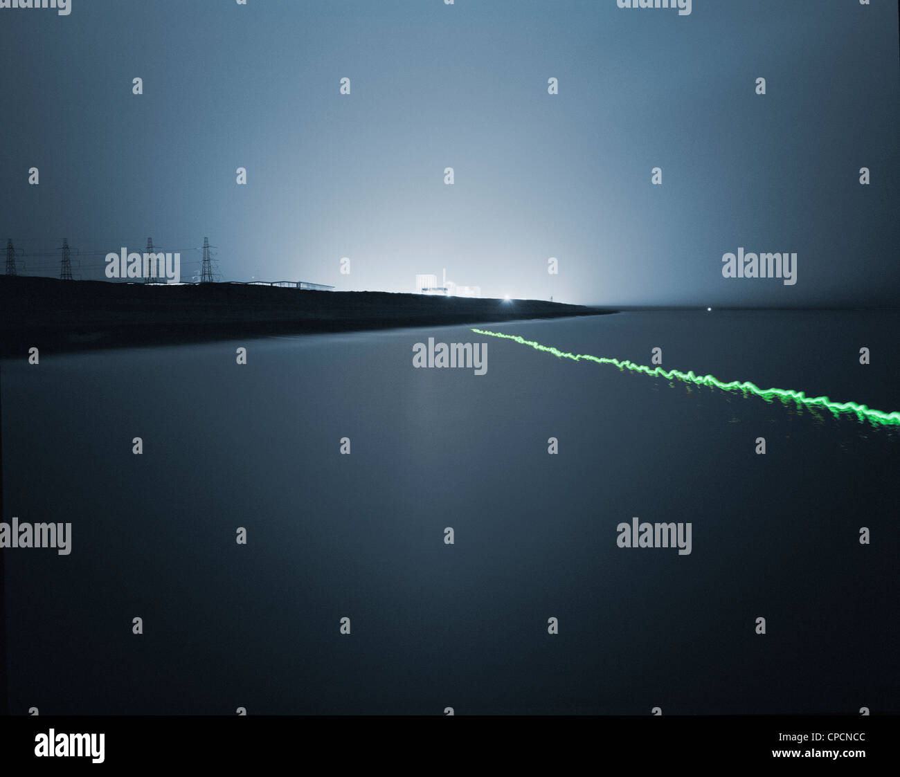 Des sentiers de lumière sur l'eau la nuit encore Banque D'Images