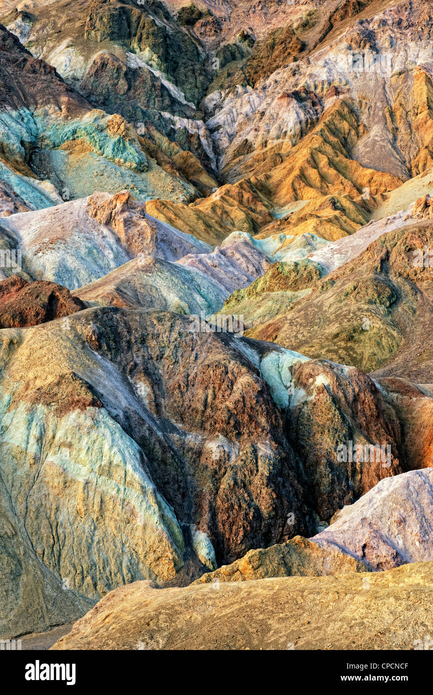 L'oxydation des métaux a créé ces couleurs vives entre la palette de l'artiste dans la Death Valley National Park. Banque D'Images