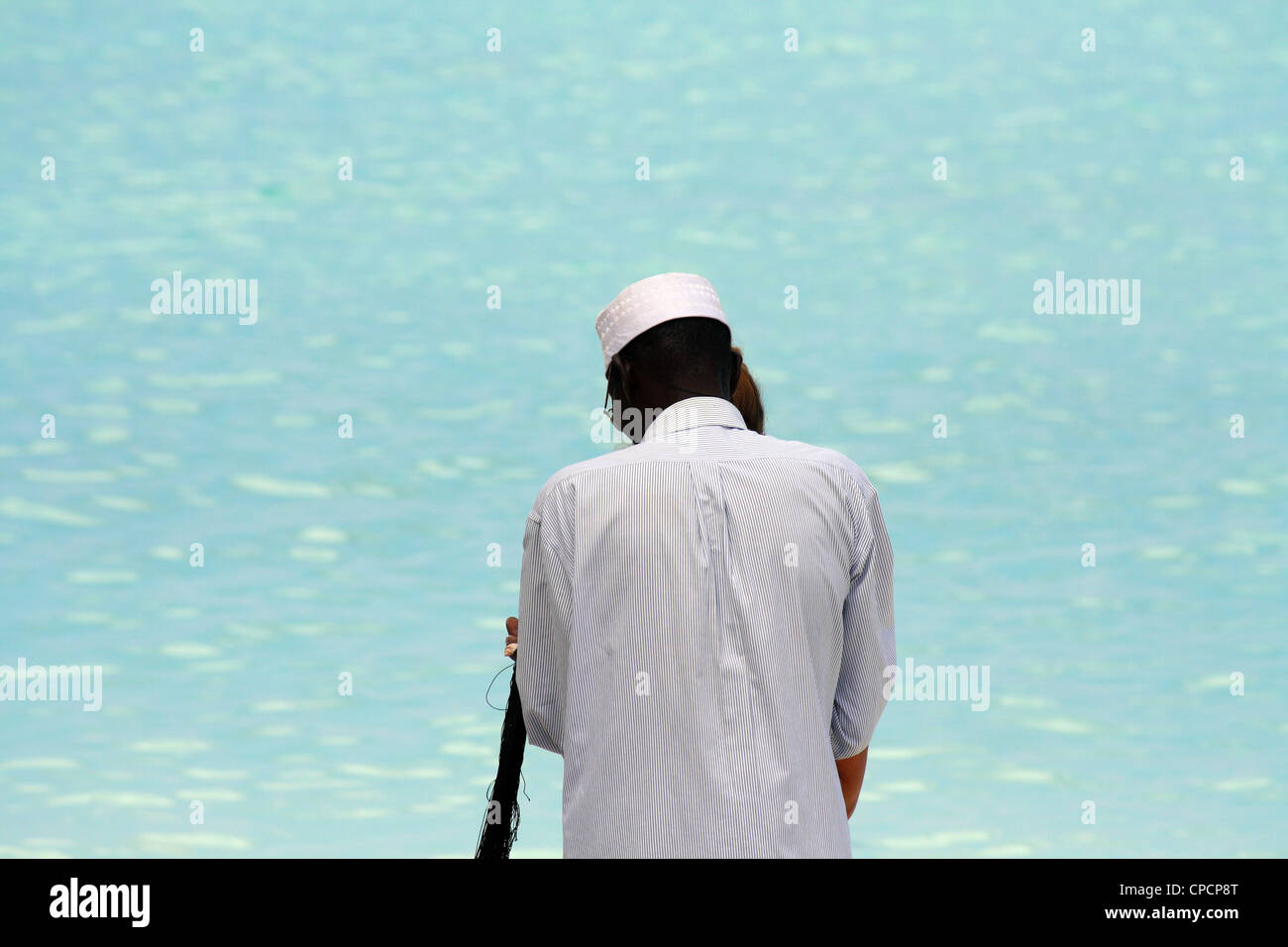 Un vendeur collier de coquillages sur la plage de Nungwi, Zanzibar Banque D'Images