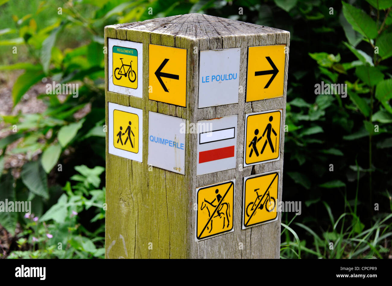 Randonnées road sign,site abbatial de Saint-Maurice,Clohars-Carnoet Finistère,Bretagne,France,Bretagne, Banque D'Images