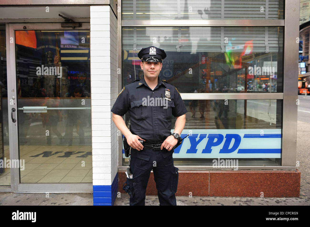 Agent de police à l'extérieur de la NYPD dans Times Square Banque D'Images