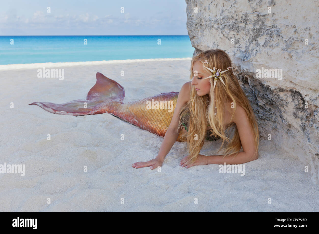 Jeune blonde sirène portant sur la plage à Cancun, Mexique Banque D'Images