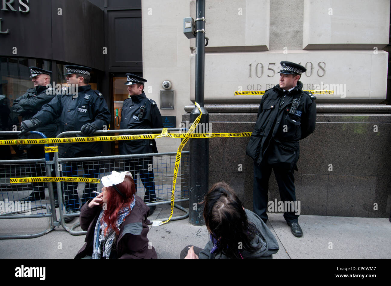 British Bankers' Association. Police et manifestants de mouvement Occupy Banque D'Images