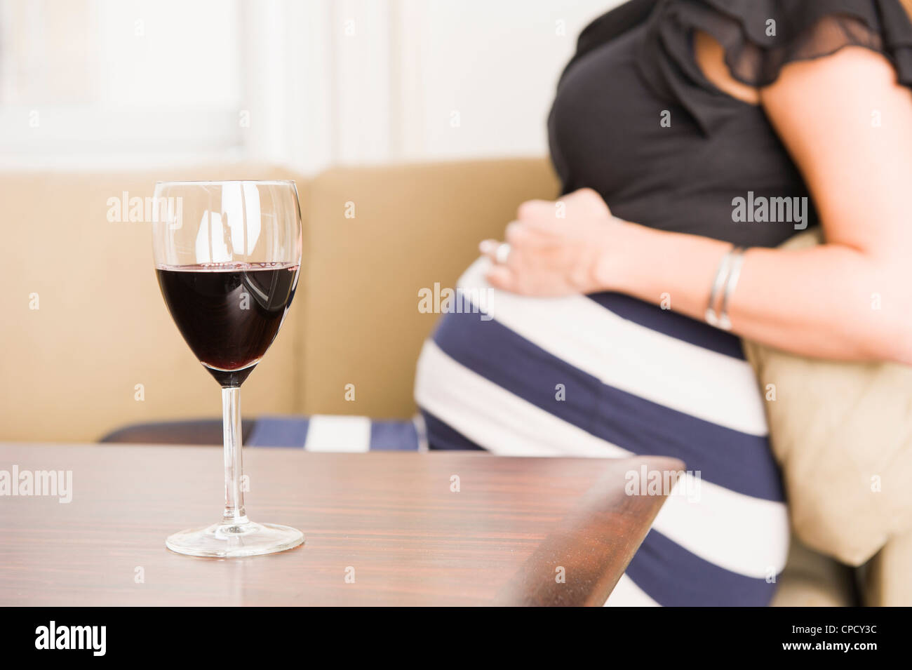 Un verre de vin rouge et d'une femme enceinte Banque D'Images