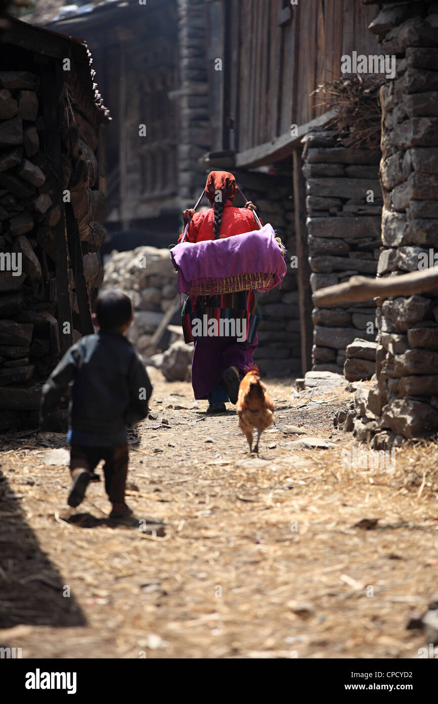 Mère portant son enfant dans le village Tamang Népal - Banque D'Images