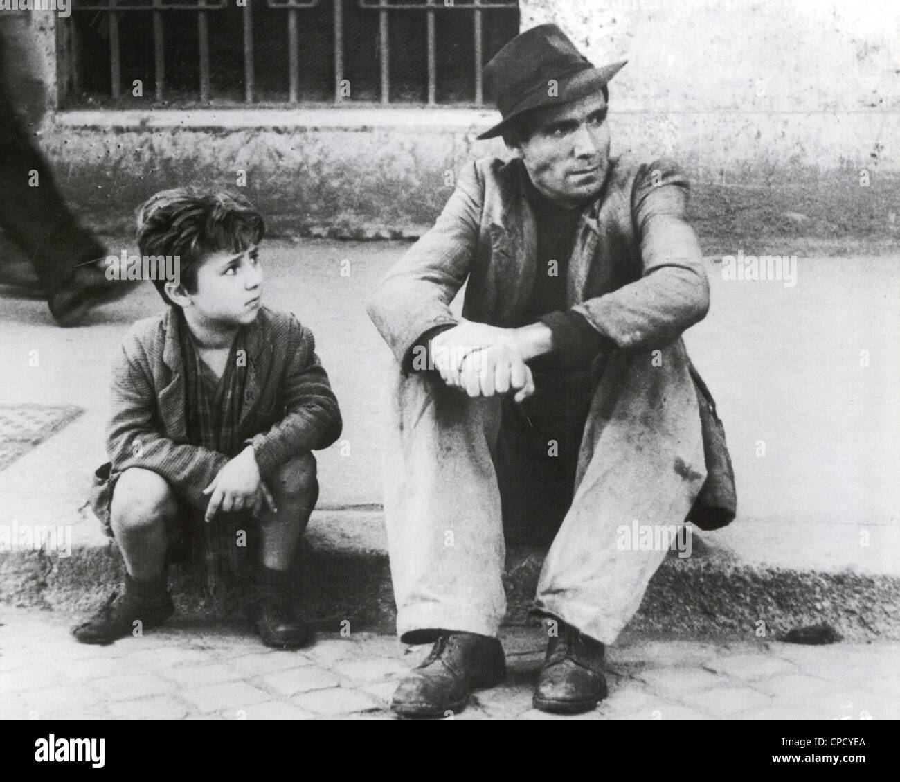 Le Voleur de vélo 1948 film avec Lamberto Maggiorani ENIC que Antonio et Stailoa Enzo comme son fils Bruno Banque D'Images