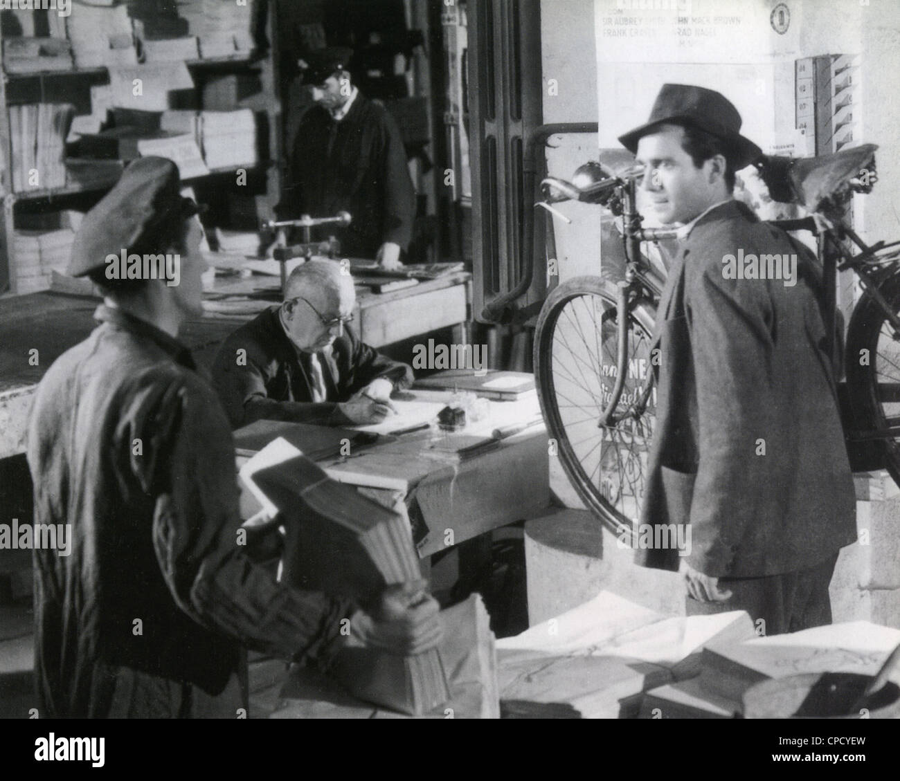 Le Voleur de vélo 1948 film avec Lamberto Maggiorani ENIC à droite comme Antonio portant fièrement son nouveau vélo Banque D'Images