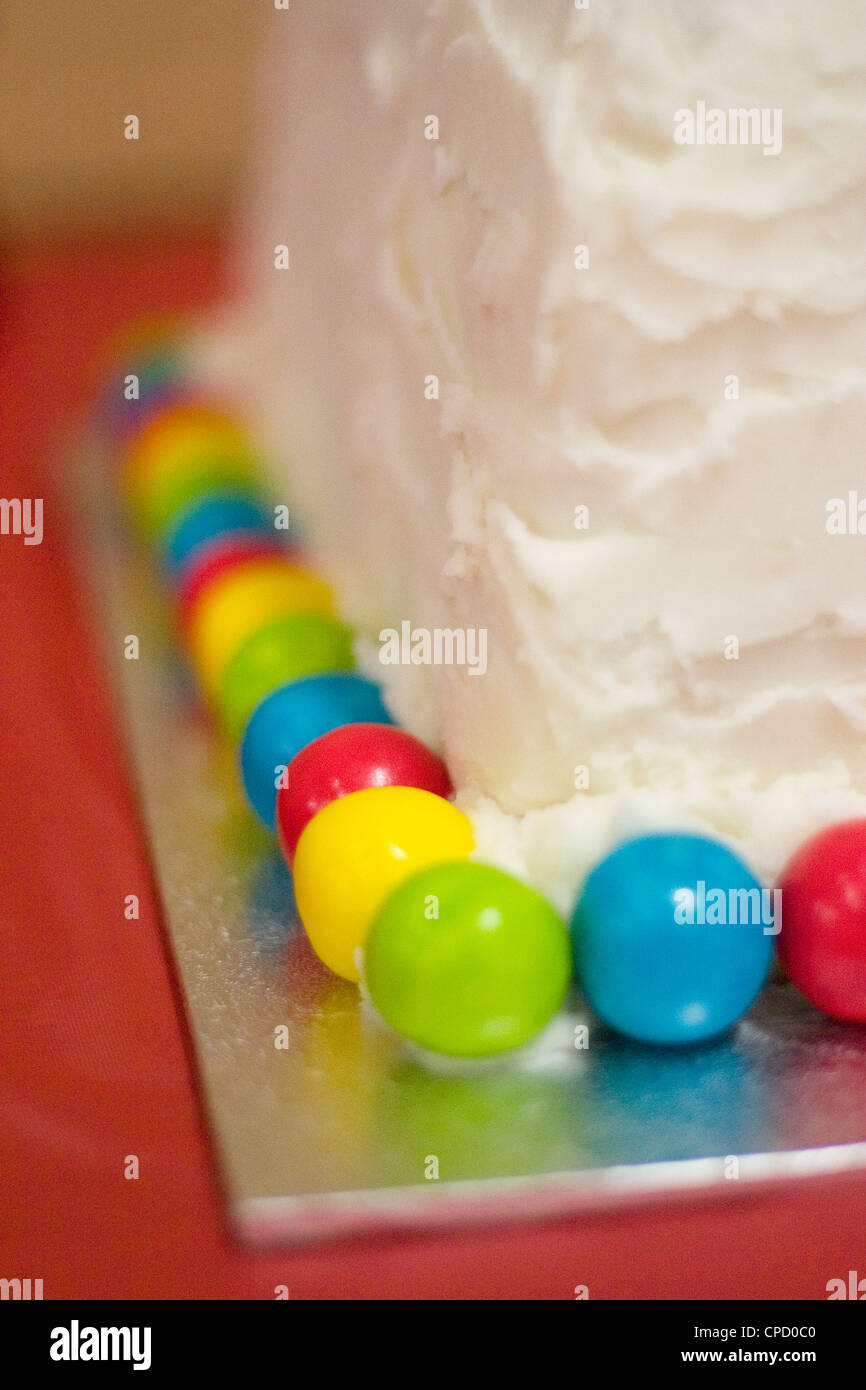 Gumballs colorés sur le gâteau d'anniversaire enfant Banque D'Images