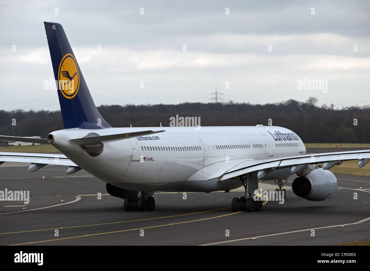 Lufthansa Airbus A330 L'imposition de la piste, Düsseldorf, Allemagne Banque D'Images