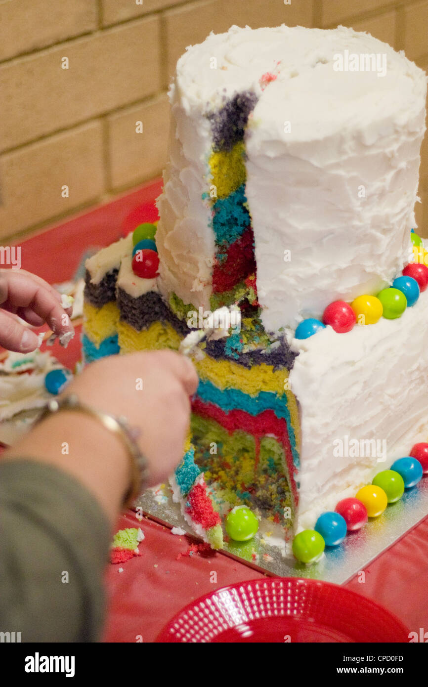 Grand gâteau d'anniversaire de l'enfant étant coupé Banque D'Images