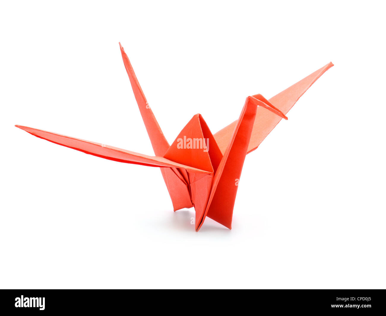 Grue origami japonais traditionnel fabriqué à partir de papier rouge sur fond blanc Banque D'Images